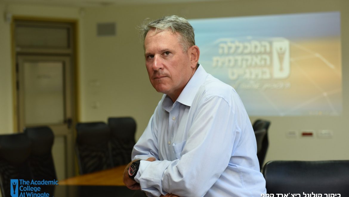 ביקור קולונל ריצ'רד קאמפ CBE, מפקד בכיר לשעבר בצבא הבריטי